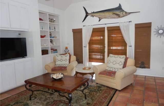 256 Beachwalk Gallery 3