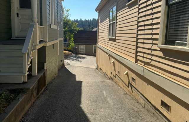 Downtown Grass Valley 2 Bed/1 Bath with Tall Ceilings & Large Private Deck Gallery 3