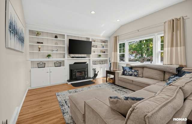Charming 3BR House in Newington Gallery 4