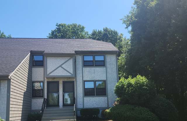 25 Spur Lane - 25 Spur Lane, Newington, CT 06111