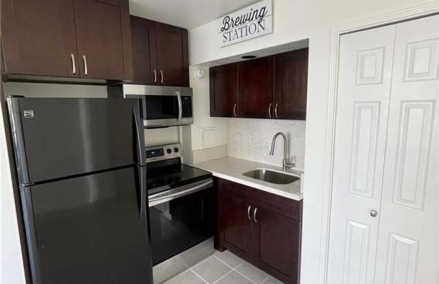 Seaside Suites: 1-Bedroom, 1-Bath, 1 parking! - 440 Seaside Avenue, Honolulu, HI 96815