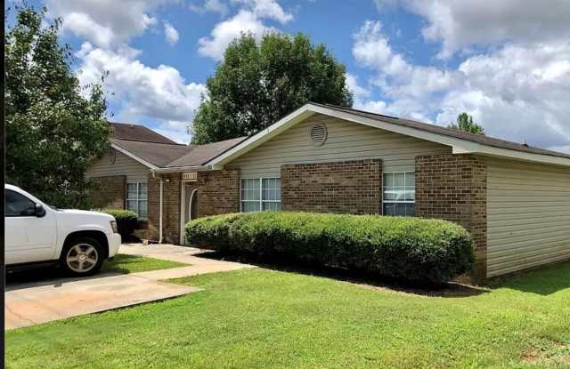 2 Bedroom/ 1 Bathroom Beautiful Home in Auburn! photos photos