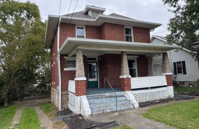 3 BR BEAUTY FILLED WITH CHARACTER AND CHARM!! Gallery 4