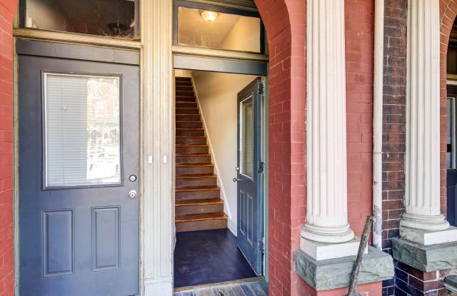 802 West Clay Street - A upstairs Gallery 4