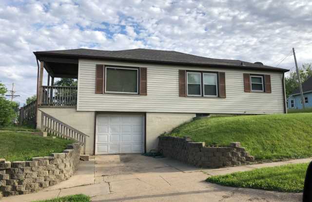 Charming 2-Bedroom Home with Spacious Backyard & Attached Garage! photos photos Charming 2-Bedroom Home with Spacious Backyard & Attached Garage! photos photos
