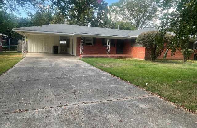 Spacious Brick Home Located In Broadmoor - 120 Swedes Avenue, Shreveport, LA 71105
