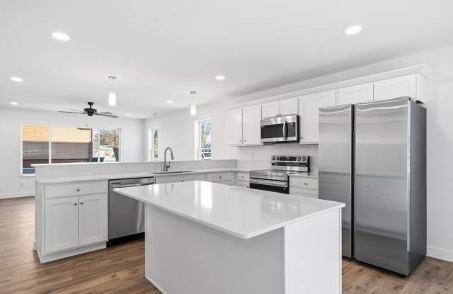 Brand New 3 Bedroom 2 1/2 bath - 2 Level Town House Condo in Hiawatha photos photos