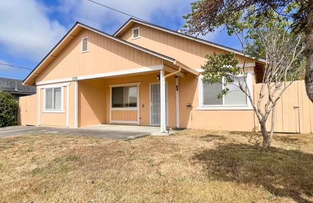 Beautiful and Spacious Pet-Friendly Home with 4 Bedrooms, 2 Bathrooms and Family Room - 1703 Cecil Avenue, Fortuna, CA 95540