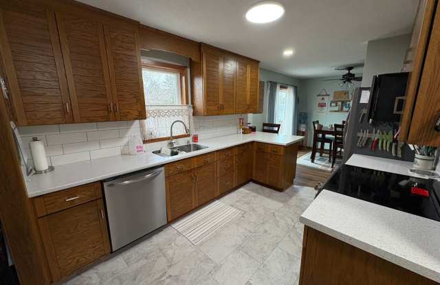 Fully Furnished 3 Bed 2 Bath! Gallery 4