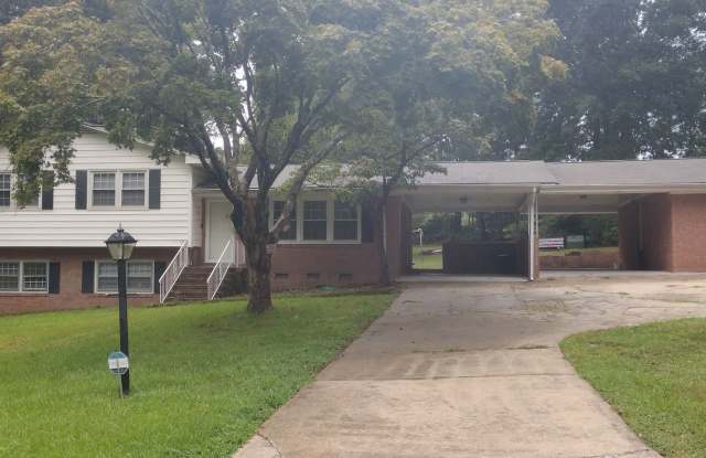 Room in 4 Bedroom Home at Pinedale Dr Gallery 4