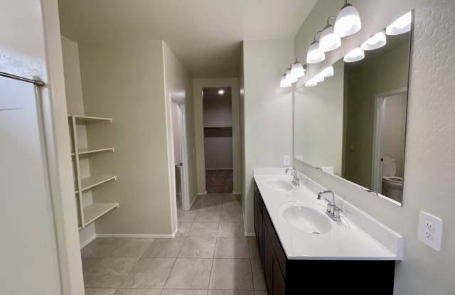 18563 W Desert Hollow Dr Gallery 2