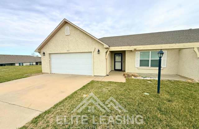 Beautiful 3 Bed, 2 Bath One-Level Home | HOA Maintained photos photos
