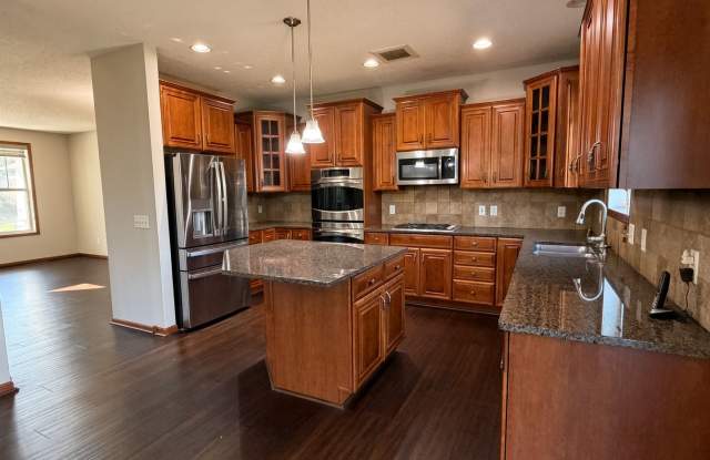 Stunning 5Bed 3.5Bath Home in Eden Prairie Gallery 3