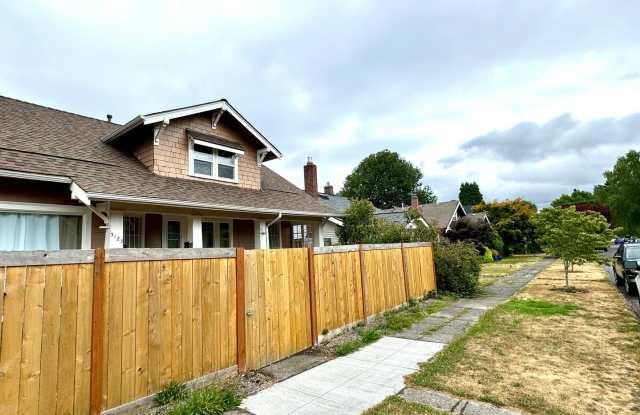 Charming 3-Bedroom Duplex in Tacoma photos photos