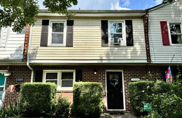 Great Neck Townhome Available NOW! Neutral Colors - Fenced Backyard - Dog Friendly! photos photos
