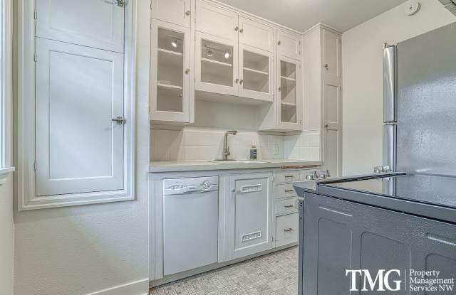 Pet Friendly Condo in Downtown Vancouver W/S/G Included! photos photos