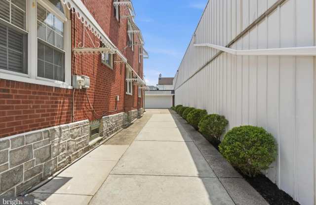 4419 EDGEMONT Street Gallery 2