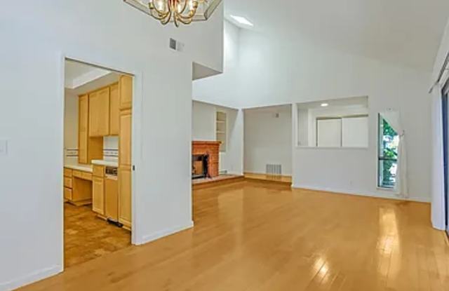Lovely and Spacious 3BR 2.5BA Townhouse in desired Mountain View Area photos photos