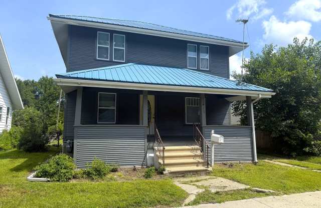 FOR RENT- 416 Riehl-Newly Remodeled! Pets OK* MOVE IN PROMO! photos photos
