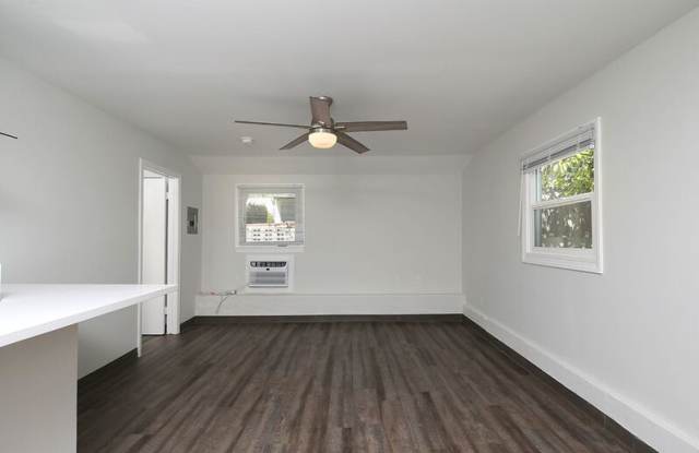 10002 1/2 Pinewood Ave Gallery 3