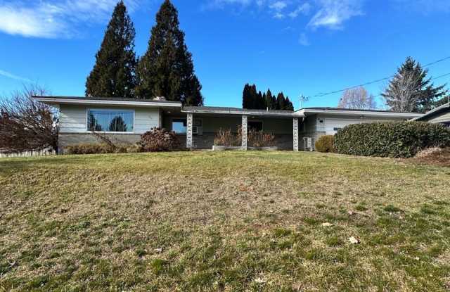 Charming 3‑Bedroom Home with Large Yard  Ideal Multi‑Generational Living Setup photos photos