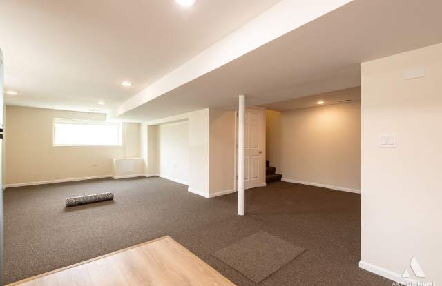 3301 N Kilbourn Avenue Gallery 3