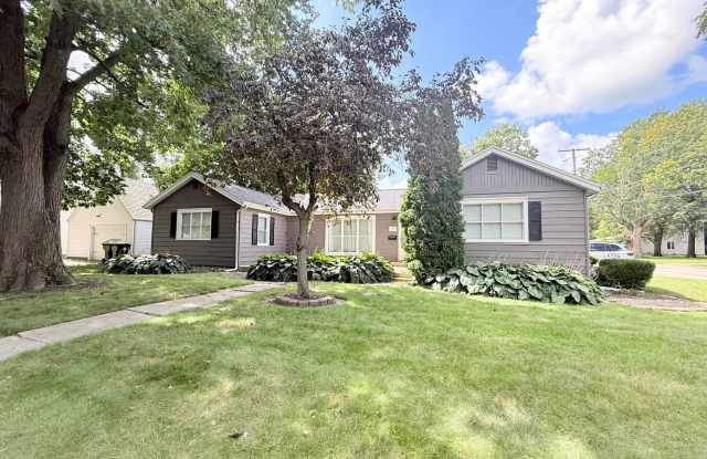 Charming 3 Bedroom Home in Quiet Normal Neighborhood photos photos