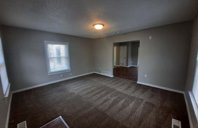 2 bedroom, 1 bathroom home on large corner lot photos photos