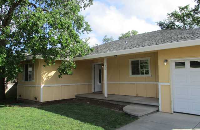 Cute Home Boasting Hardwood, close to Enloe and downtown Chico! photos photos