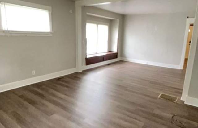 2 Bedroom Home, Fenced in Backyard + Garage! Available Now! photos photos