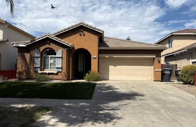 Spacious NW Visalia Home w/ Split Floor Plan! photos photos