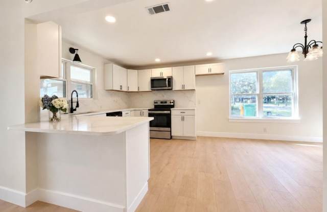 Beautifully Renovated 3 Bedroom/2 Bathroom Home in North Belton! Gallery 3