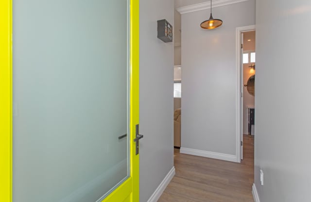 Beautiful Fully Upgraded 1 bedroom in the Village! Gallery 3