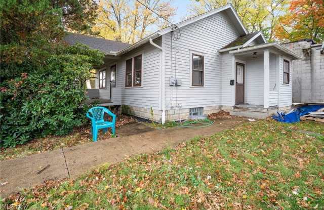 12 Bouquet Avenue - 12 Bouquet Avenue, Youngstown, OH 44509