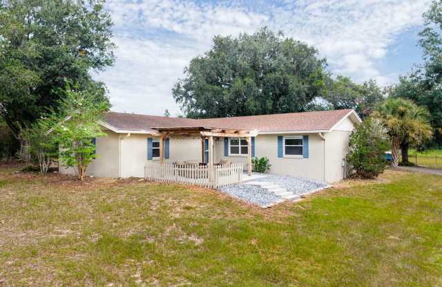 AVAILABLE NOW: 4 Bed 3 Bath Oversized Lot with 1,500 SF Workshop in Winter Garden photos photos