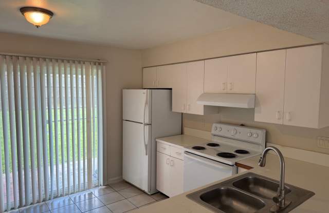 Spacious 2 Bedroom, 1 Bathroom Condo Gallery 3