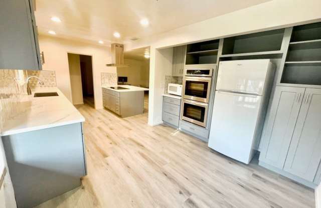 810 E Collins Avenue Gallery 2