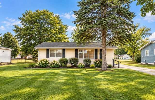 Spacious North Side 2 Bedroom Home with Huge Yard & Garage! photos photos