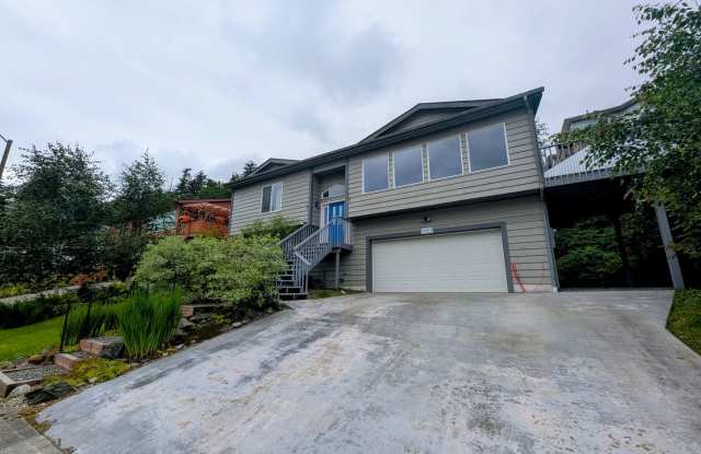 Partially furnished 3 bed/2ba home in West Juneau Gallery 3