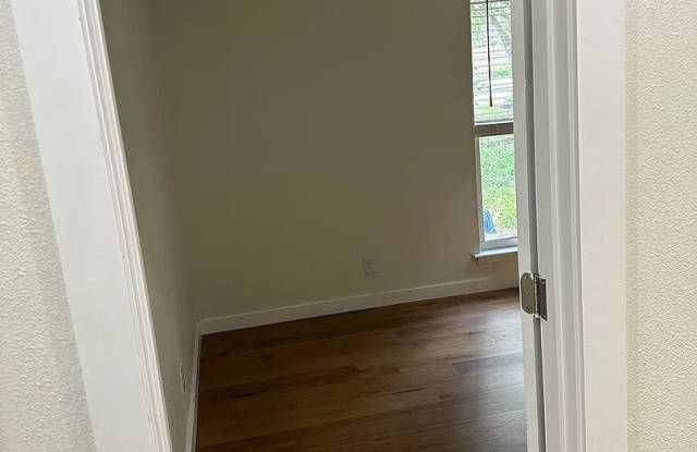 Room in 4 Bedroom Home in Austin Gallery 3