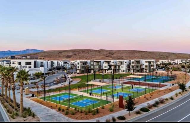 Amenities Galore! Desert Color 3 Bed townhome Gallery 4