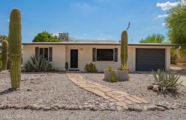 Charming 3bed/2 bath home located in the heart of Tucson, just minutes from the University of Arizona! photos photos