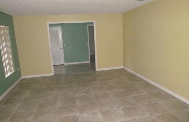 301 Bloomingfield Dr Gallery 2