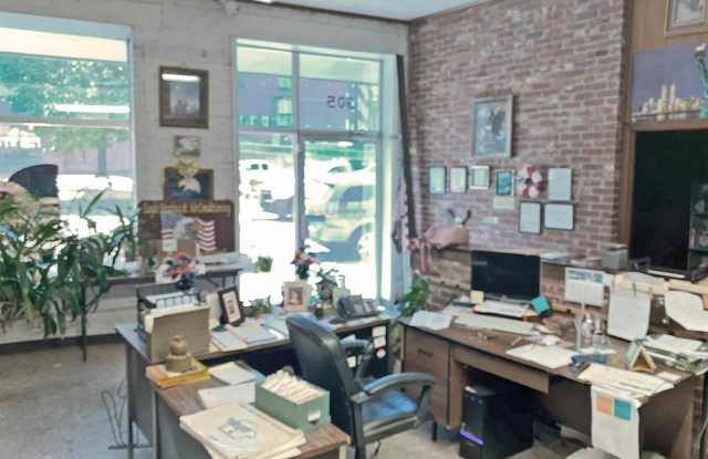 305 Broadway Avenue Gallery 3