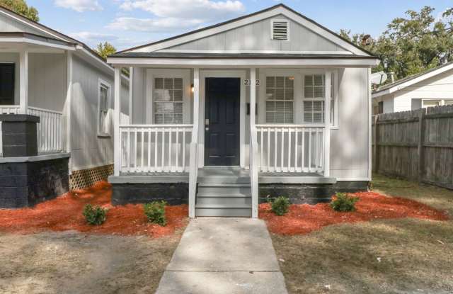 Large 1BR/1BA Bungalow Near Downtown For Rent photos photos