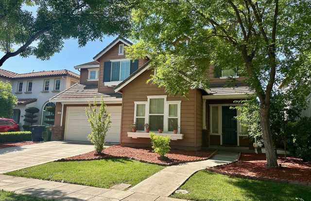 Large 4 bedroom 3 bathroom home with loft. photos photos