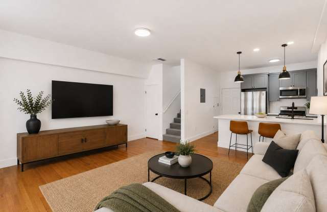 1827 N Wilcox Ave - Now Offering a $500 Look & Lease Credit on Select Units! Gallery 3