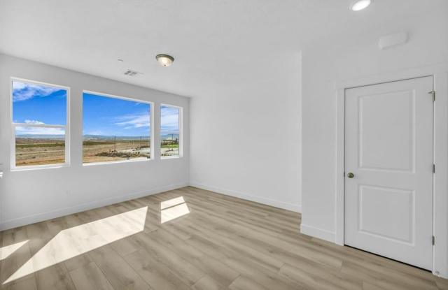 Low Maintenance Living! 2 Bedroom Condo in Desert Color! Gallery 4