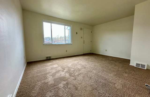 Spacious 2BR Townhome with Washer and Dryer Hook-ups & Yard! Call us Today for a Showing! Gallery 3