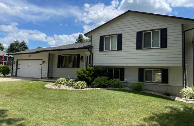 Charming 3-Bedroom Walk-Out Home! photos photos Charming 3-Bedroom Walk-Out Home! photos photos